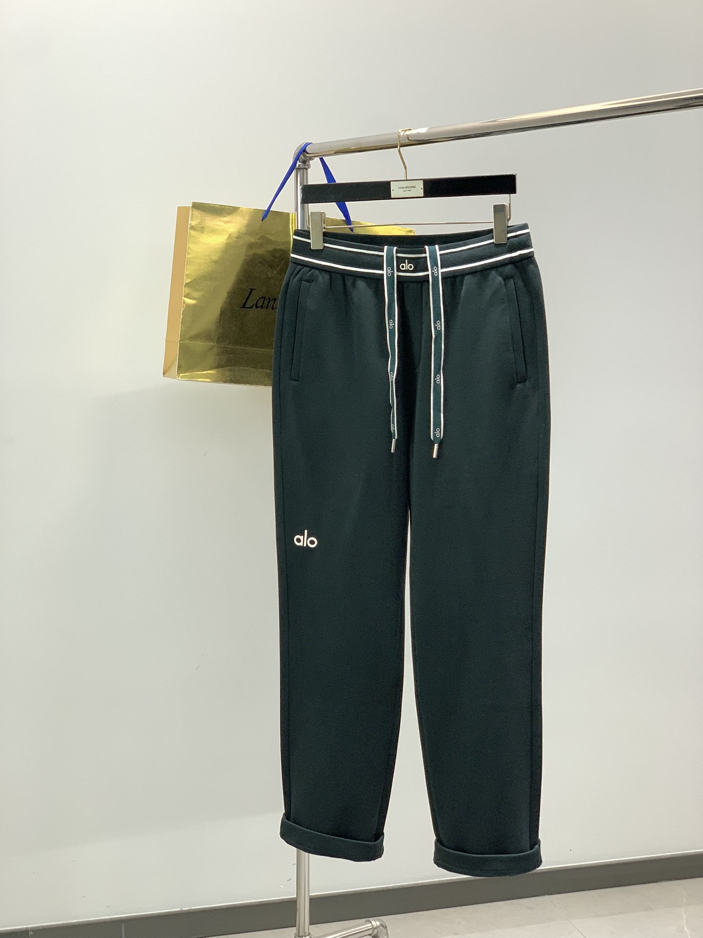 NO:682854,, alo Alo, the latest model for winter 2025, available at counters at the same time, original order, fashionable velvet casual pants, the upper body is very unique!  Eye-catching and bright, imported original fabrics, top embroidery craftsmanship letter pattern decoration Logo, original hardware accessories decoration, simple yet fashionable, classic atmosphere, comfortable and breathable, handsome and stylish upper body, size M-3XL,,19860909,alo 阿洛,2025冬季最新款,专柜同步有售,原单狠货,时尚绒休闲裤,上身很有特点！吸睛而有亮点,进口原版面料,顶级刺绣工艺字母图案装饰Logo,原版五金辅料装饰,简单而不失时尚,经典大气,舒适透气,上身帅气有型,码数M-3XL,,,Men's clothing