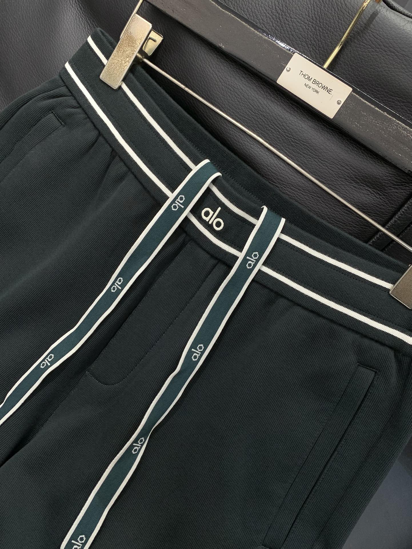 ，alo 阿洛，2025冬季最新款，专柜同步有售，原单狠货，时尚➕绒休闲裤，上身很有特点！吸睛而有亮点，