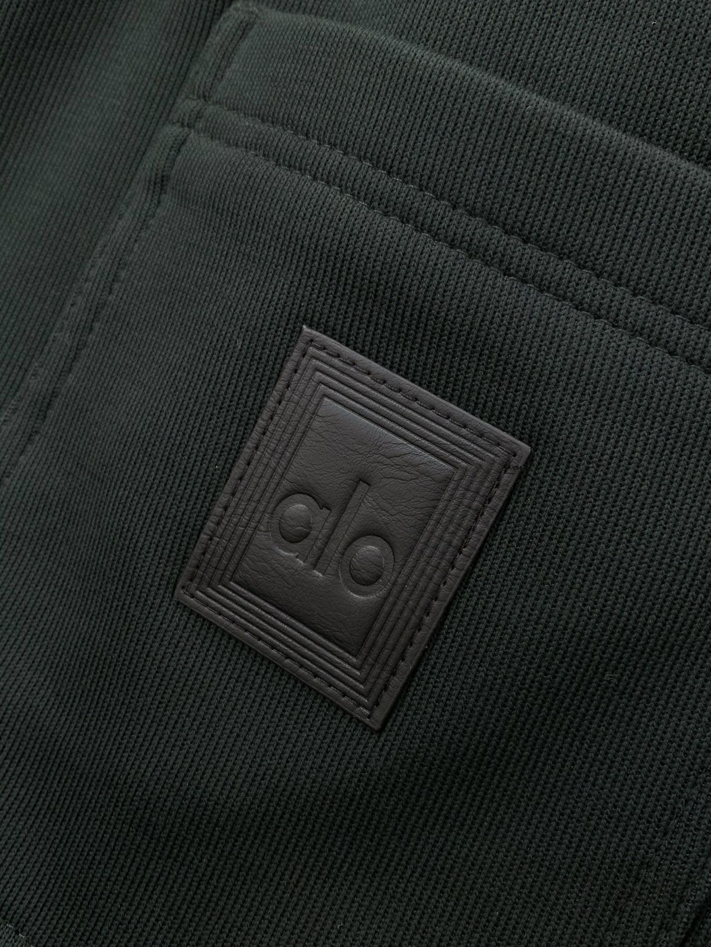 ，alo 阿洛，2025冬季最新款，专柜同步有售，原单狠货，时尚➕绒休闲裤，上身很有特点！吸睛而有亮点，