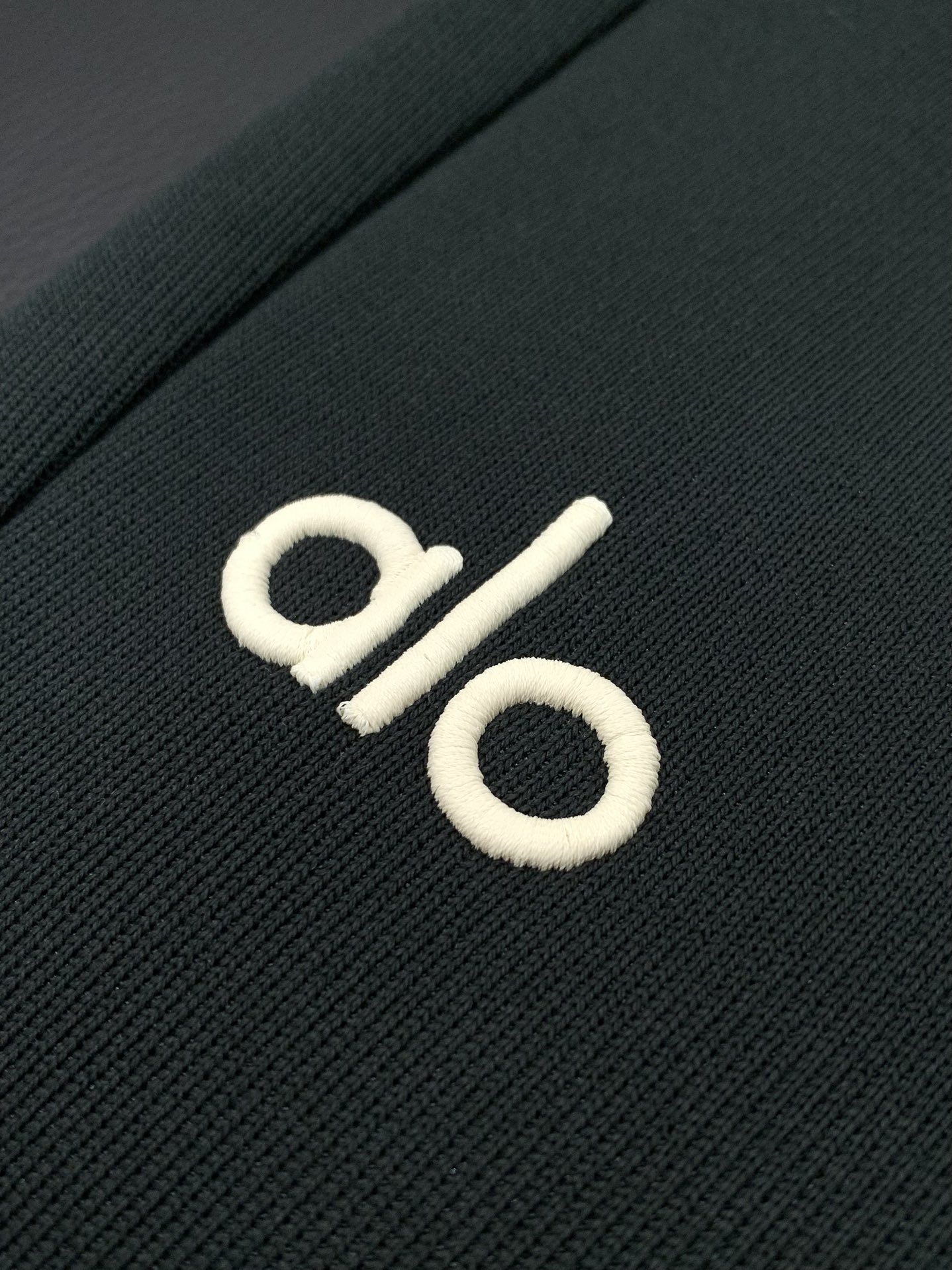 ，alo 阿洛，2025冬季最新款，专柜同步有售，原单狠货，时尚➕绒休闲裤，上身很有特点！吸睛而有亮点，