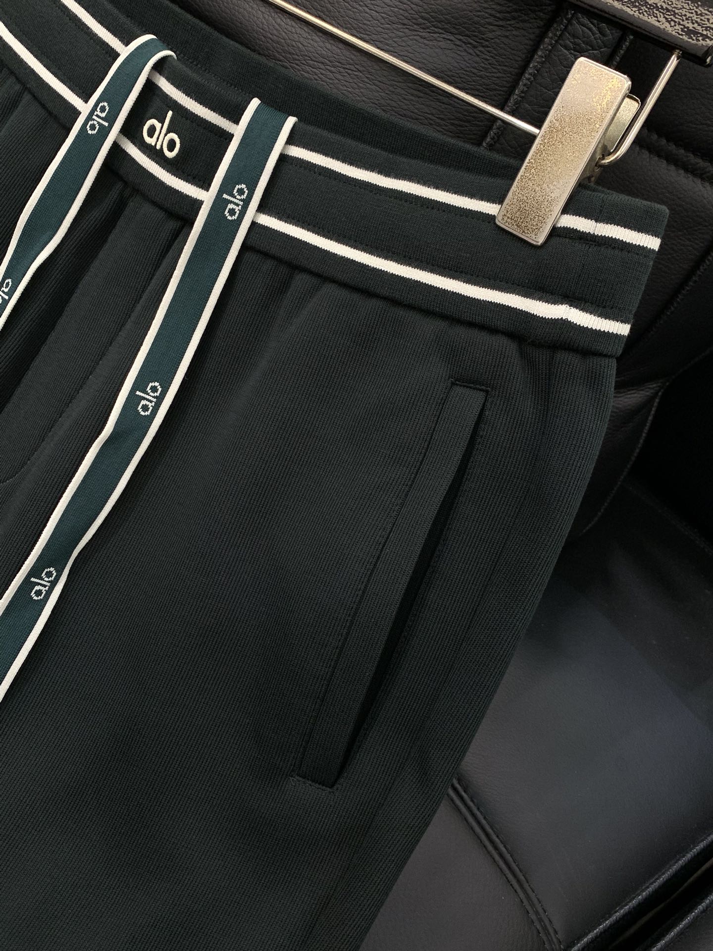 ，alo 阿洛，2025冬季最新款，专柜同步有售，原单狠货，时尚➕绒休闲裤，上身很有特点！吸睛而有亮点，