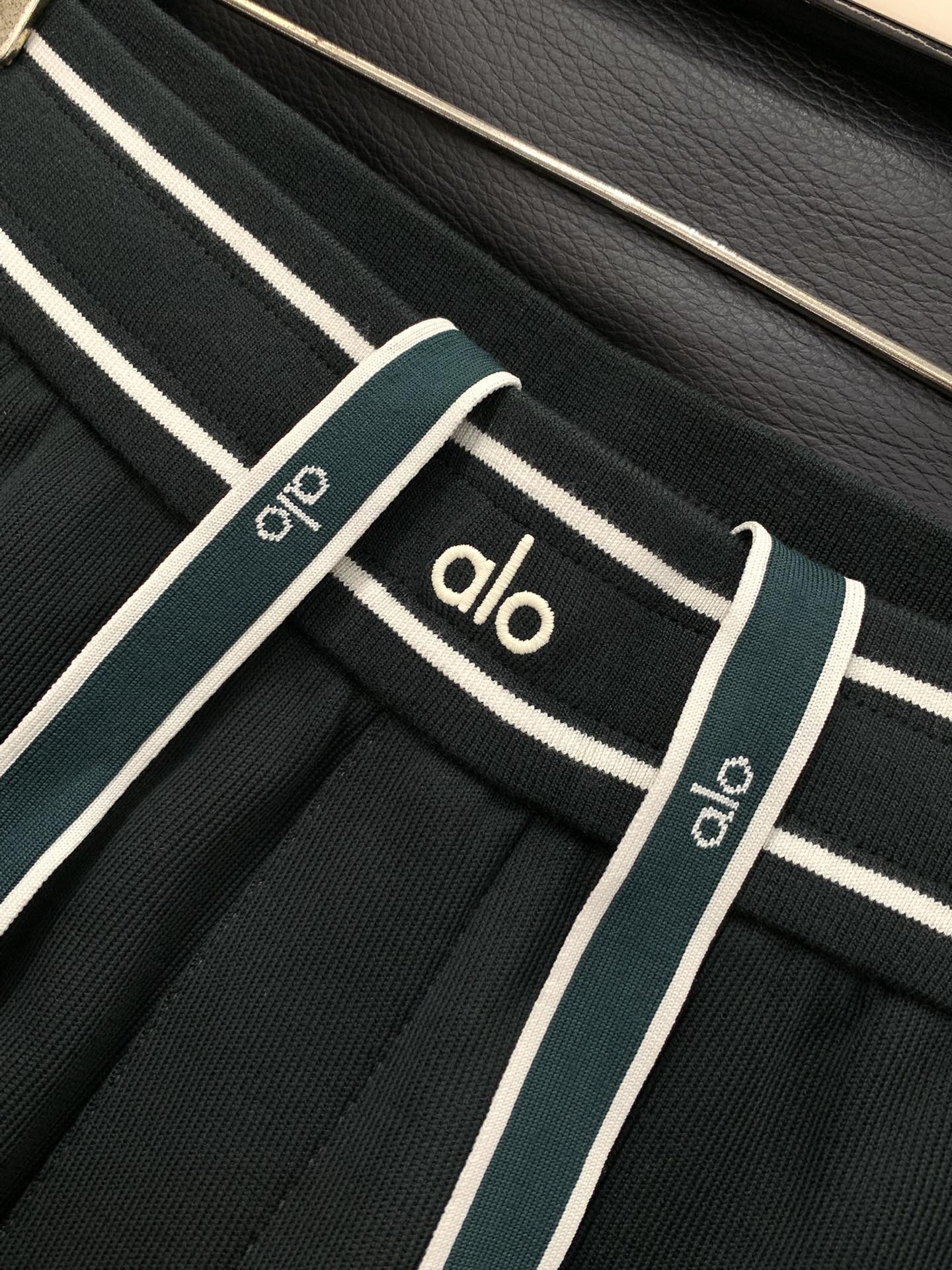 ，alo 阿洛，2025冬季最新款，专柜同步有售，原单狠货，时尚➕绒休闲裤，上身很有特点！吸睛而有亮点，