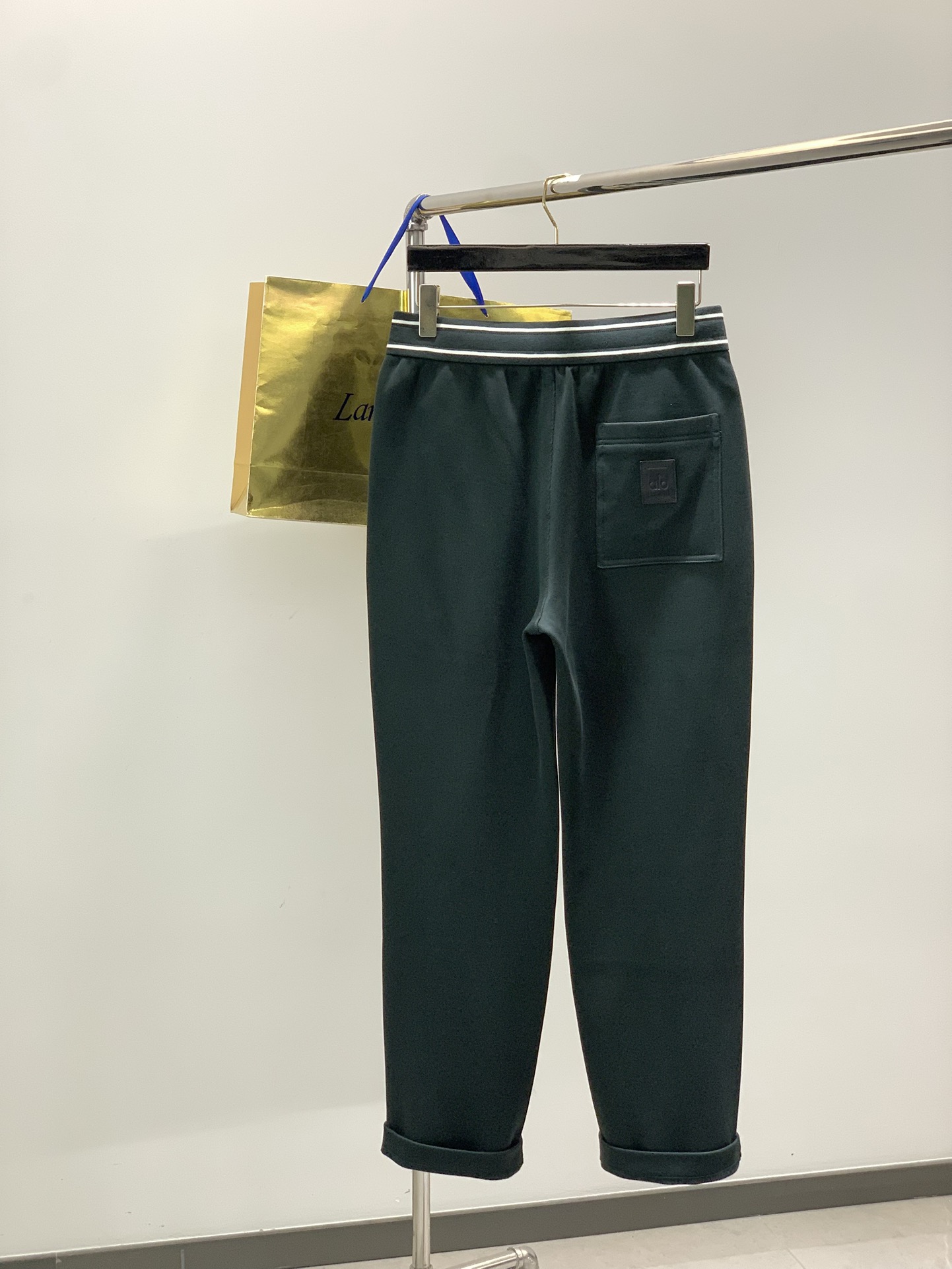 ，alo 阿洛，2025冬季最新款，专柜同步有售，原单狠货，时尚➕绒休闲裤，上身很有特点！吸睛而有亮点，