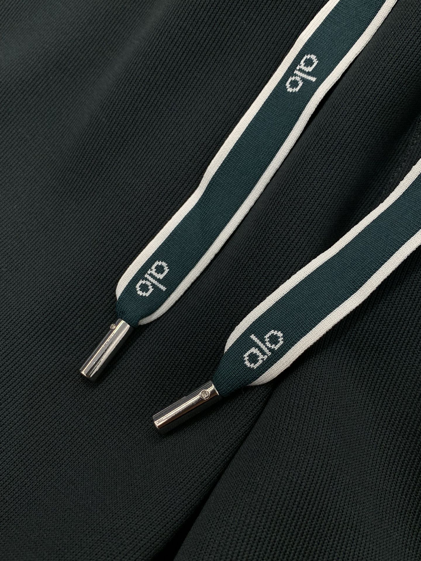 ，alo 阿洛，2025冬季最新款，专柜同步有售，原单狠货，时尚➕绒休闲裤，上身很有特点！吸睛而有亮点，