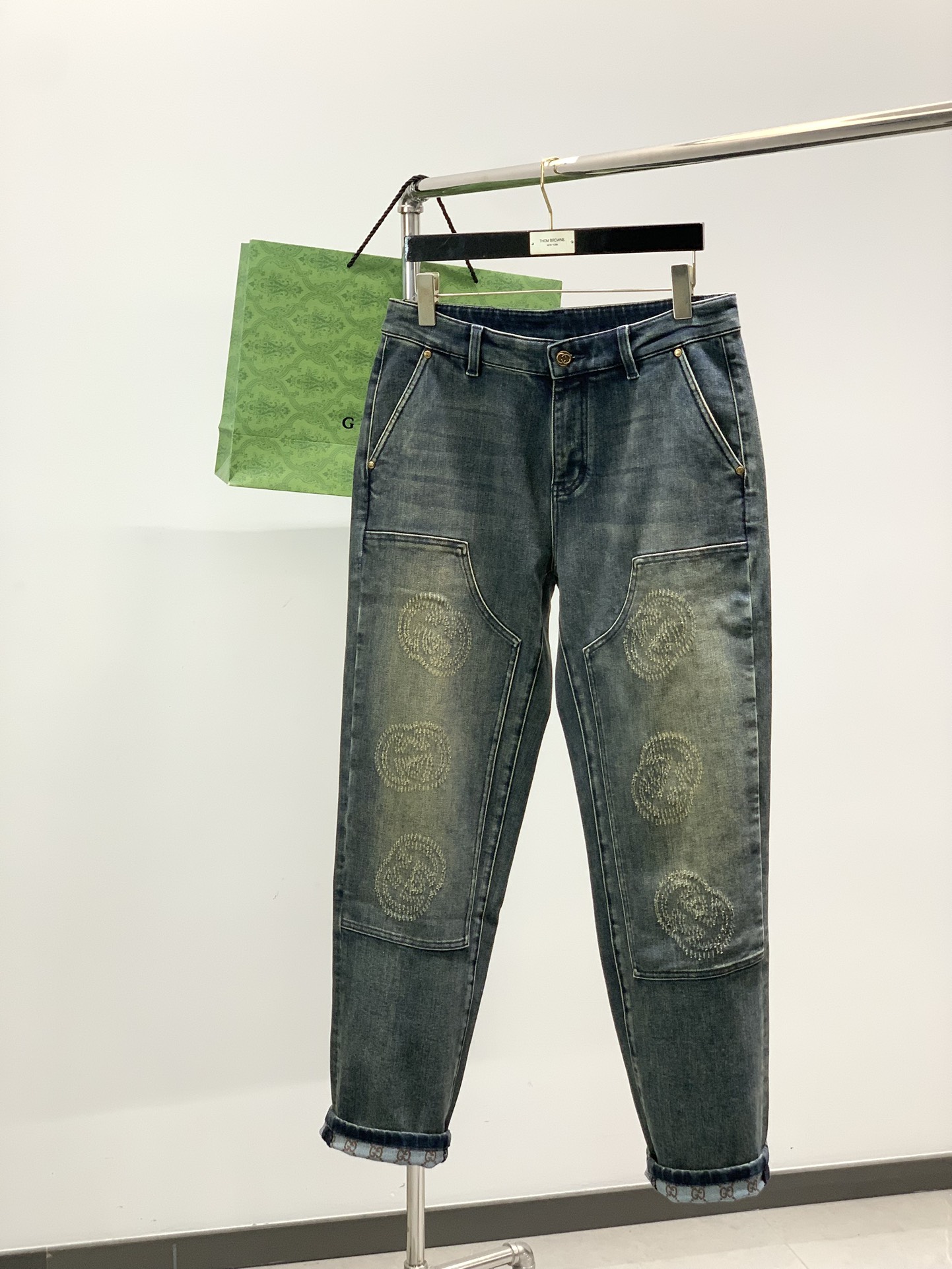 NO:684530,, GUCCI Gucci, the latest autumn and winter products, available at counters simultaneously, original goods, washed casual jeans, imported original washed stretch fabrics, comfortable and elastic, unique design style, top printing technology letter pattern logo, original hardware accessories decoration, extremely high grade, handsome and stylish upper body, code number 30-38,,gucci,gucci,jeans,19860909,GUCCI 古驰,秋冬最新品,专柜同步有售,原单狠货,水洗休闲牛仔裤,进口原版水洗弹力面料,舒适有弹性,独特设计风格,顶级印花工艺字母图案logo,原版五金辅料装饰,档次极高,上身帅气有型,码数30-38,,gucci,gucci,jeans,,Men's clothing