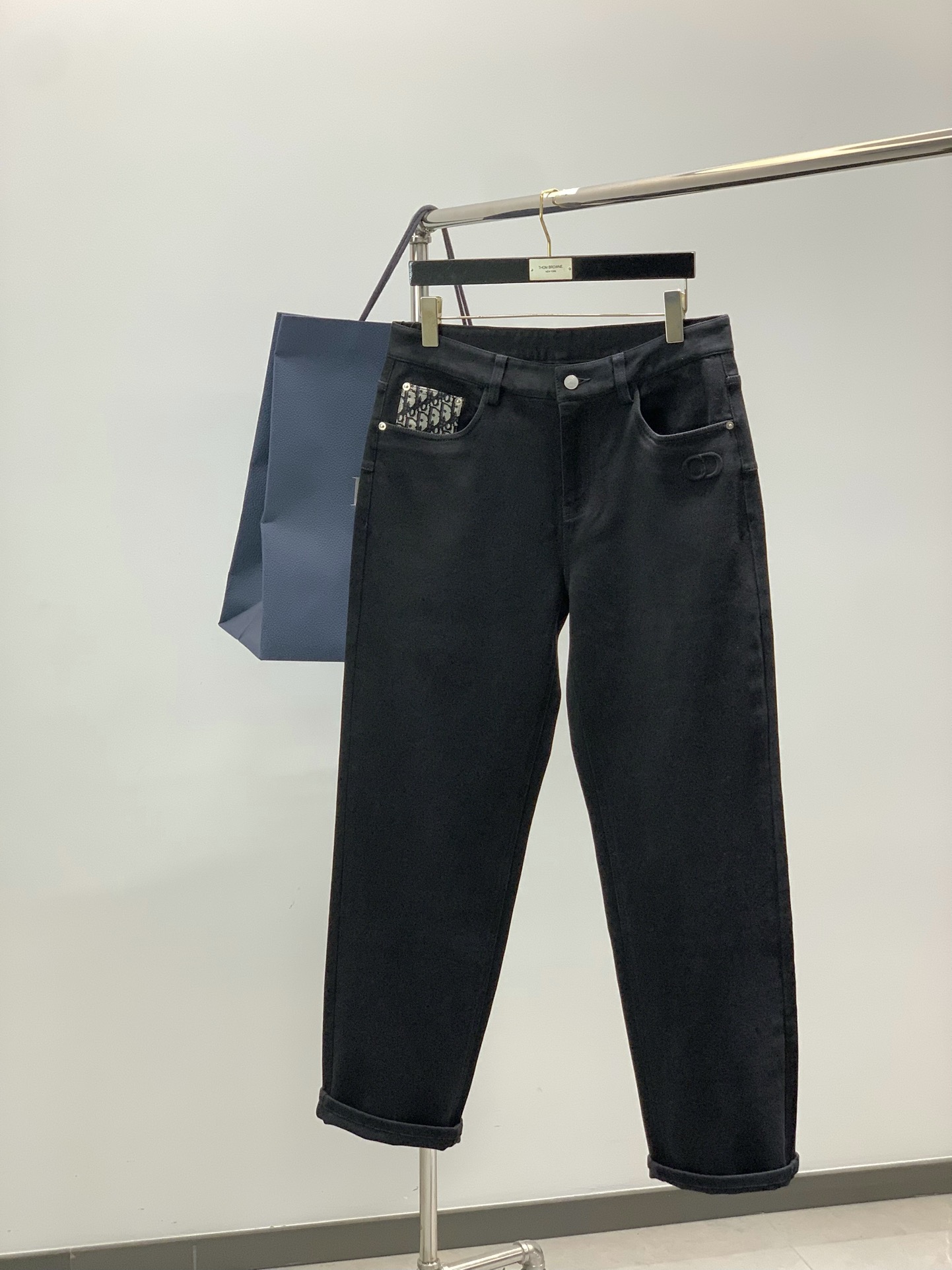 NO:684511,, Dior Dior, new autumn products, available at the official website counter simultaneously, original goods, fashionable and casual washed jeans, super stylish jeans, customized original washed denim fabric, top embossing technology letter pattern decoration logo, original hardware accessories decoration, handsome upper body, code number 30-38,, dior, dior, jeans,19860909,Dior 迪奥,秋季新品,官网专柜同步有售,原单狠货,时尚休闲水洗牛仔裤,超级有范儿的一款牛仔裤,定制原版水洗牛仔面料,顶级压纹工艺字母图案装饰logo,原版五金辅料装饰,上身帅气十足,码数30-38,,dior,dior,jeans,,Men's clothing