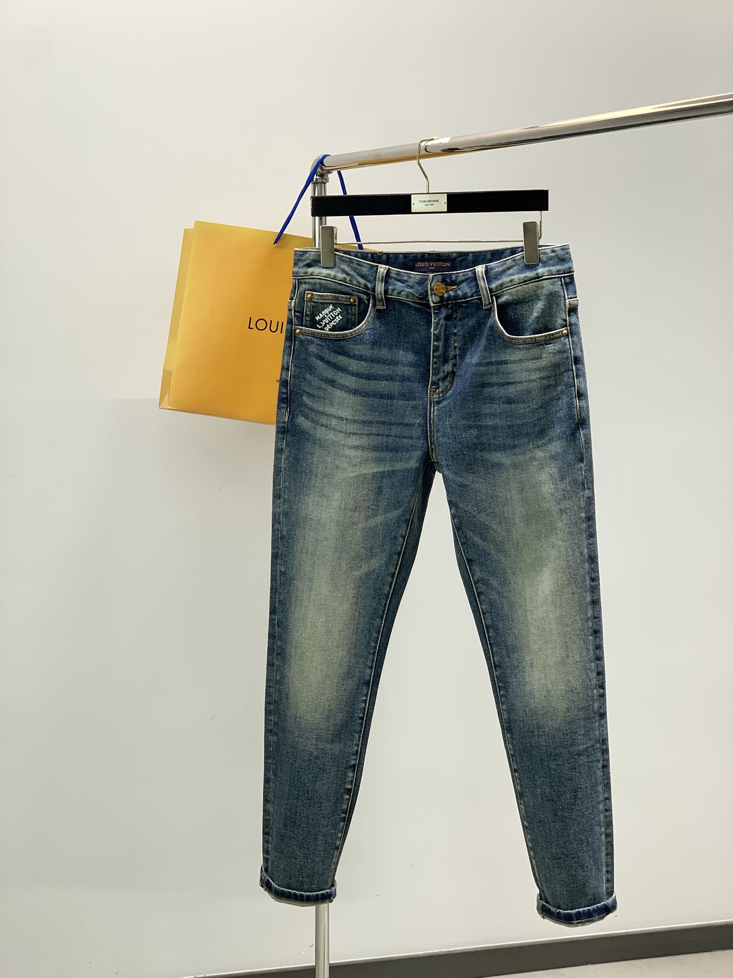 NO:684514,, LouisVuitton Louis Vuitton, the latest autumn style, available at counters at the same time, original order, fashionable and casual washed jeans, the upper body is very unique!  Eye-catching and bright, imported original fabrics, top embroidery craftsmanship letter pattern decoration Logo, original hardware accessories decoration, simple yet fashionable, classic atmosphere, comfortable and breathable, handsome and stylish upper body, code number 28-38,, louis vuitton, louis vuitton, jeans,19860909,LouisVuitton 路易威登,秋季最新款,专柜同步有售,原单狠货,时尚休闲水洗牛仔裤,上身很有特点！吸睛而有亮点,进口原版面料,顶级刺绣工艺字母图案装饰Logo,原版五金辅料装饰,简单而不失时尚,经典大气,舒适透气,上身帅气有型,码数28-38,,louis vuitton,louis vuitton,jeans,,Men's clothing