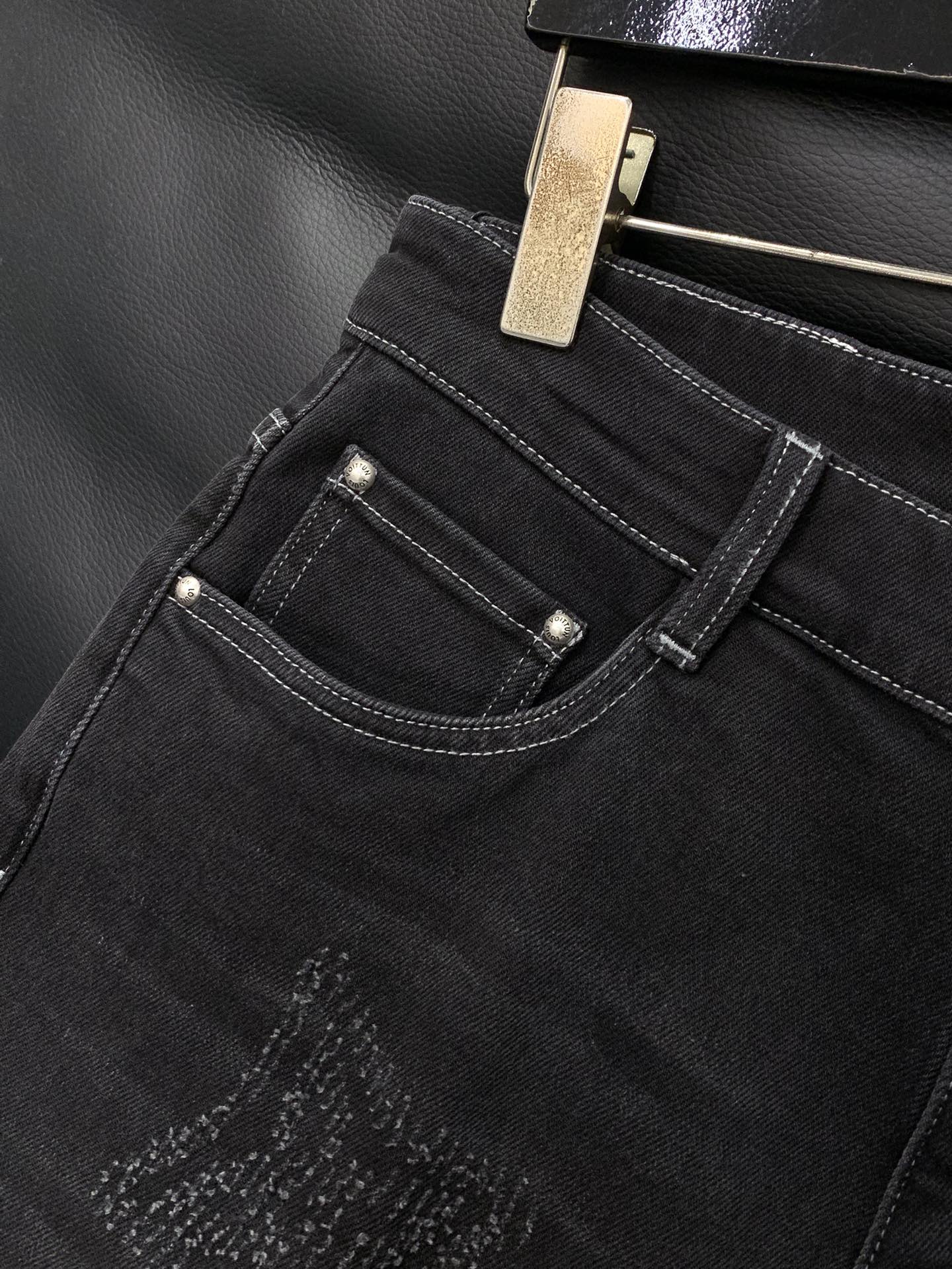 ，LouisVuitton 路易威登，2025秋季最新款，专柜同步有售，原单狠货，时尚休闲水洗牛仔裤，上