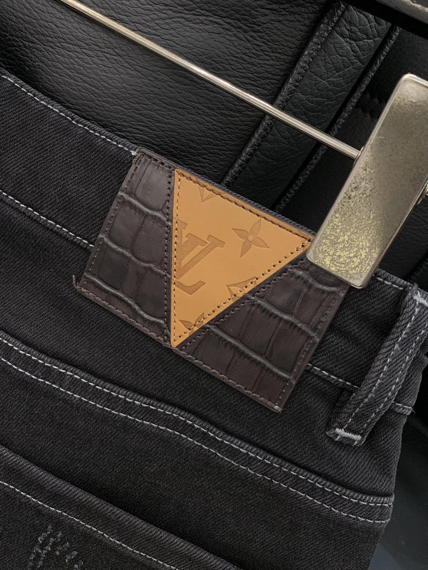 ，LouisVuitton 路易威登，2025秋季最新款，专柜同步有售，原单狠货，时尚休闲水洗牛仔裤，上