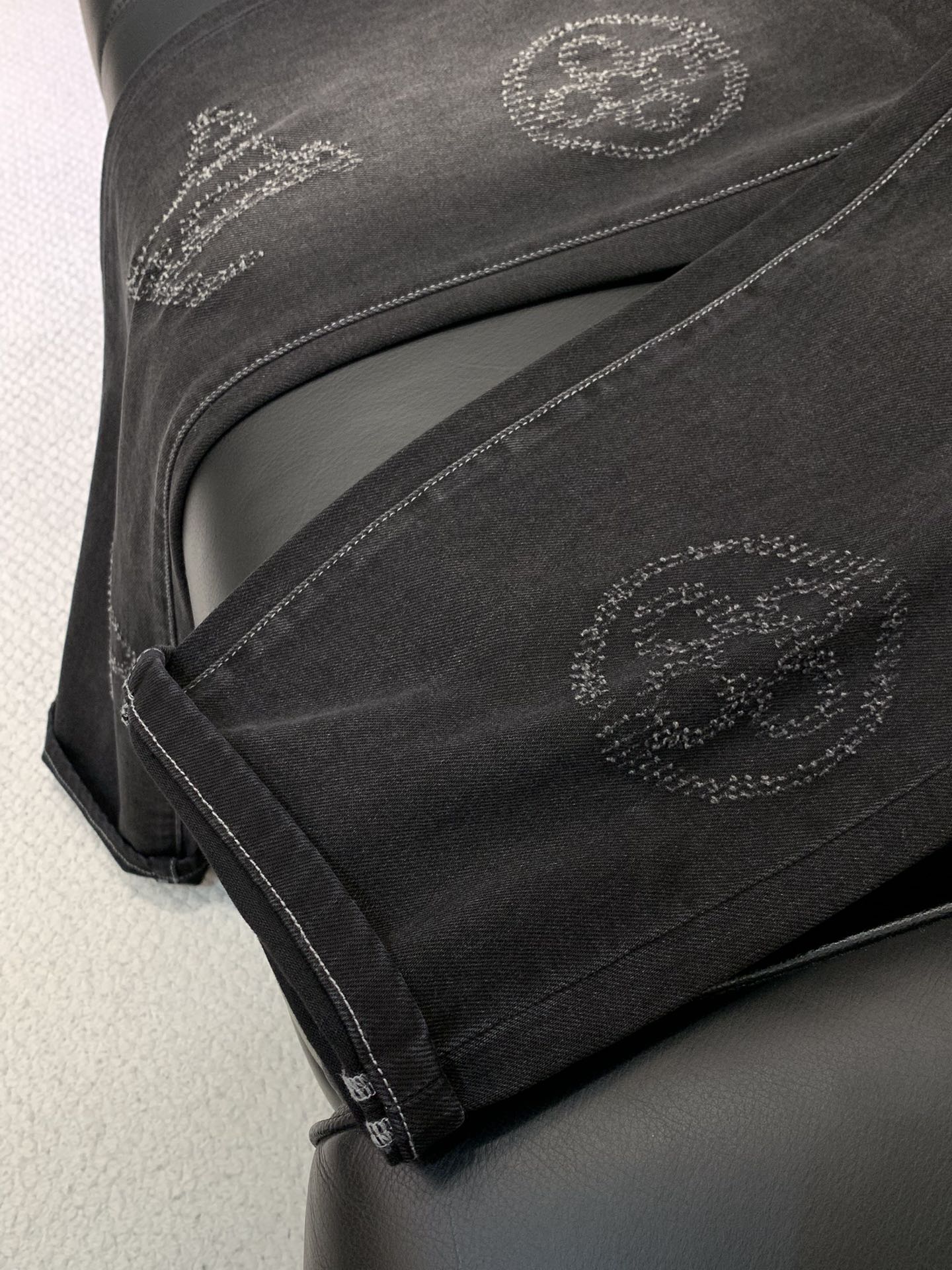 ，LouisVuitton 路易威登，2025秋季最新款，专柜同步有售，原单狠货，时尚休闲水洗牛仔裤，上