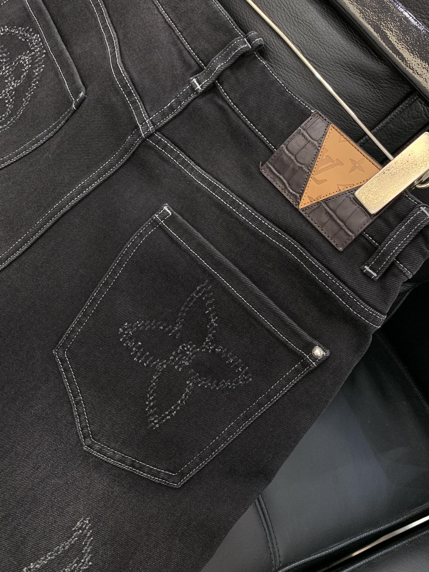 ，LouisVuitton 路易威登，2025秋季最新款，专柜同步有售，原单狠货，时尚休闲水洗牛仔裤，上