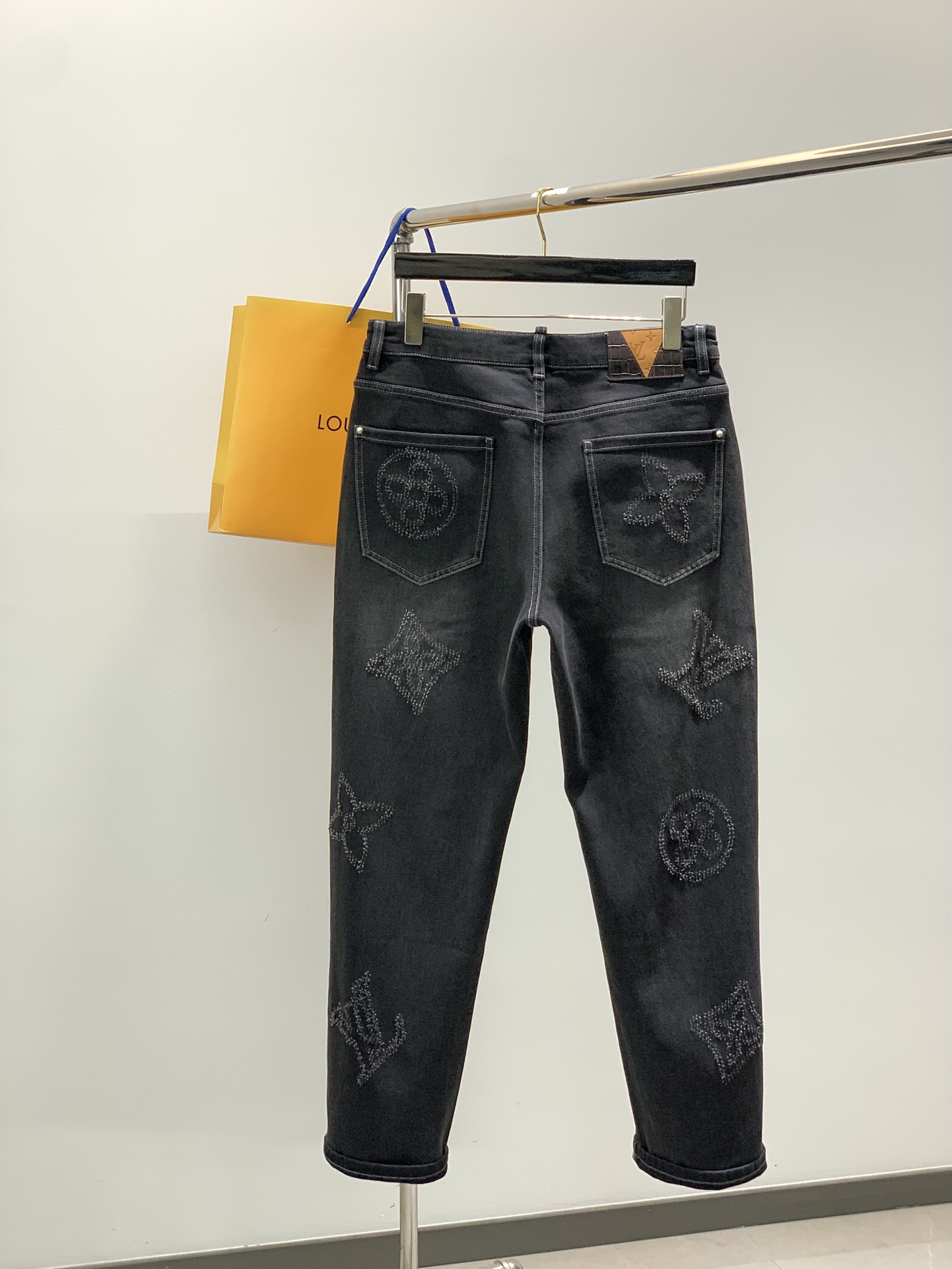 ，LouisVuitton 路易威登，2025秋季最新款，专柜同步有售，原单狠货，时尚休闲水洗牛仔裤，上