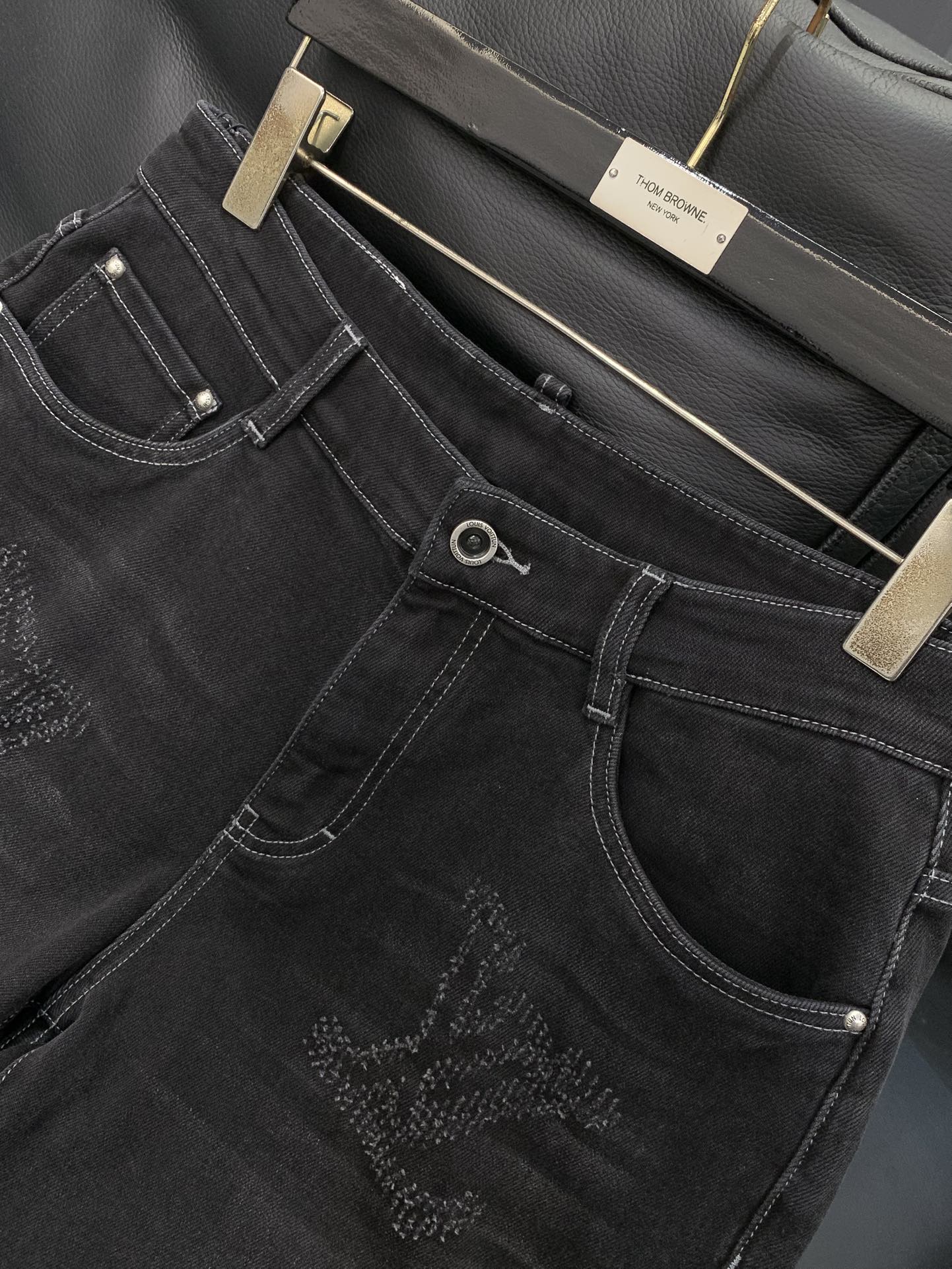 ，LouisVuitton 路易威登，2025秋季最新款，专柜同步有售，原单狠货，时尚休闲水洗牛仔裤，上