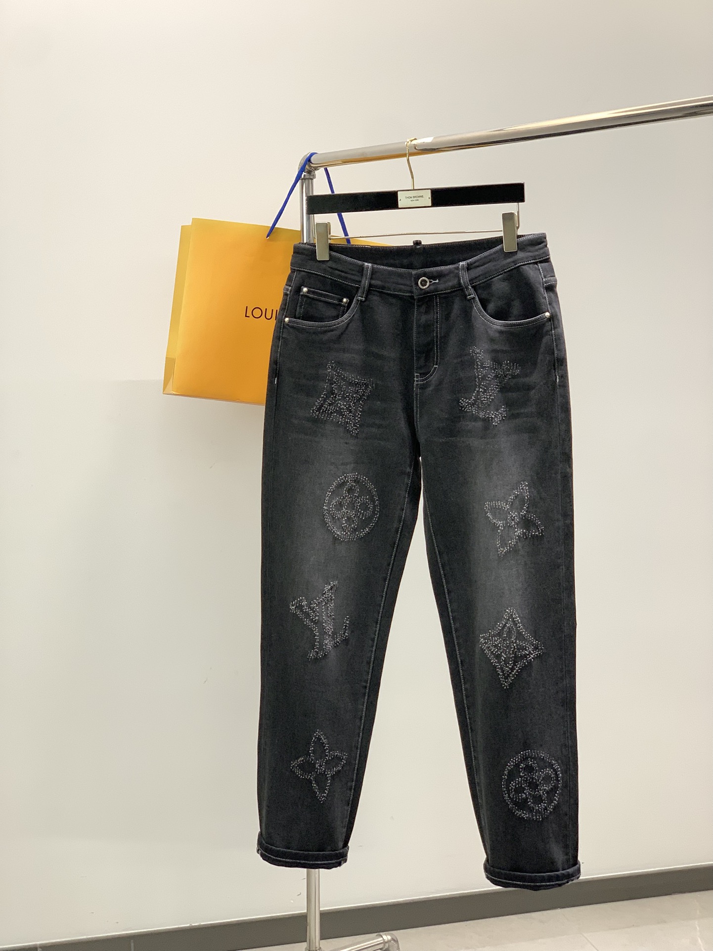 NO:682852,, Louis Vuitton, the latest model for autumn 2025, available at counters at the same time, original order, fashionable and casual washed jeans, the upper body is very unique!  Eye-catching and bright, imported original fabrics, top-notch printing technology letter pattern decoration Logo, original hardware accessories decoration, simple yet fashionable, classic atmosphere, comfortable and breathable, handsome and stylish upper body, code number 30-38,, louis vuitton, louis vuitton, jeans,19860909,LouisVuitton 路易威登,2025秋季最新款,专柜同步有售,原单狠货,时尚休闲水洗牛仔裤,上身很有特点！吸睛而有亮点,进口原版面料,顶级印花工艺字母图案装饰Logo,原版五金辅料装饰,简单而不失时尚,经典大气,舒适透气,上身帅气有型,码数30-38,,louis vuitton,louis vuitton,jeans,,Men's clothing