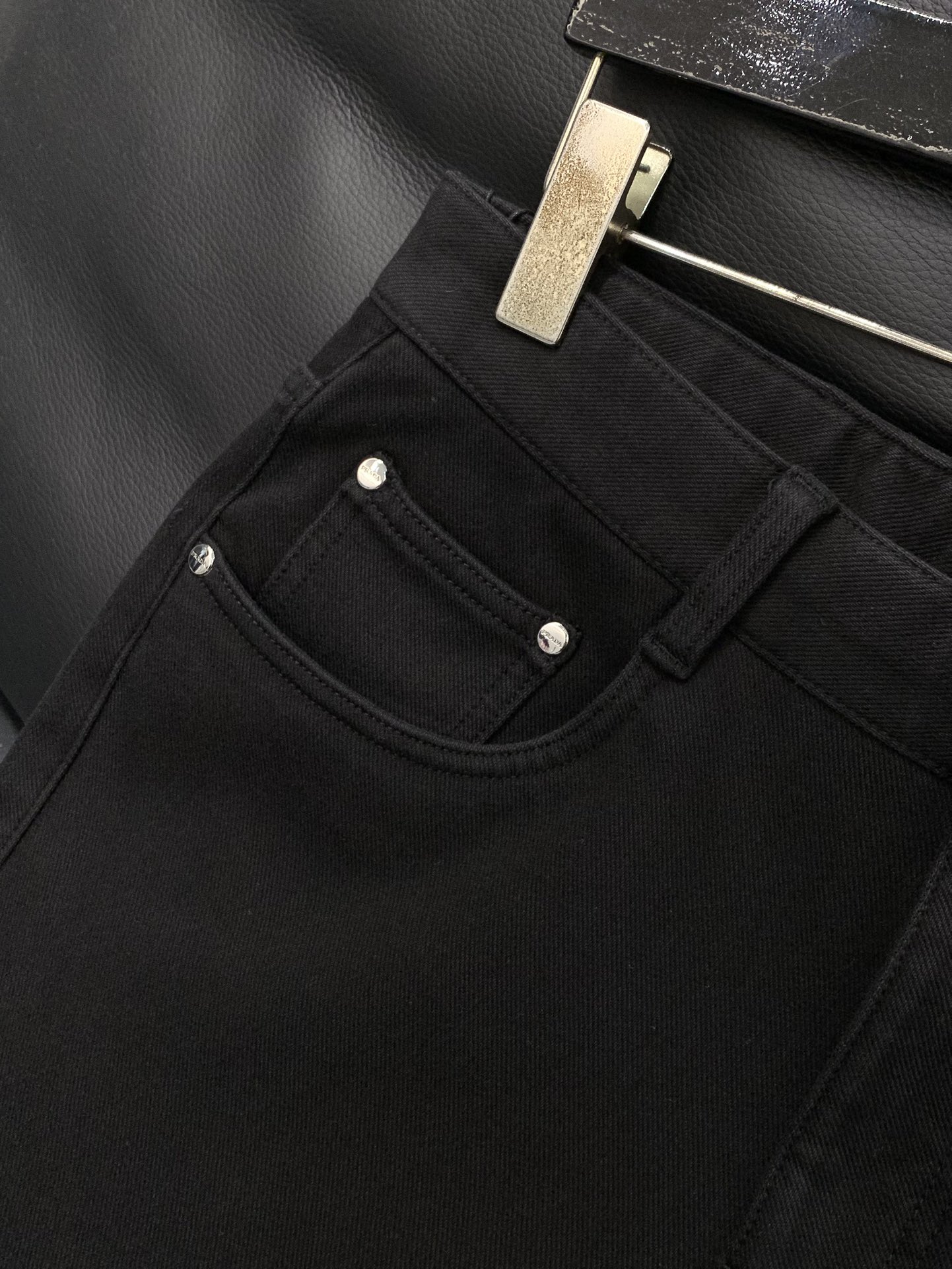 ，PRADA 普拉达，2025冬季最新品，专柜同步有售，时尚休闲水洗➕薄绒牛仔裤，进口原版水洗面料，做工