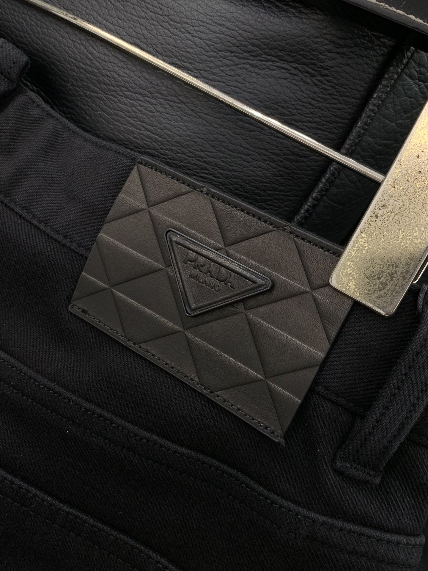 ，PRADA 普拉达，2025冬季最新品，专柜同步有售，时尚休闲水洗➕薄绒牛仔裤，进口原版水洗面料，做工