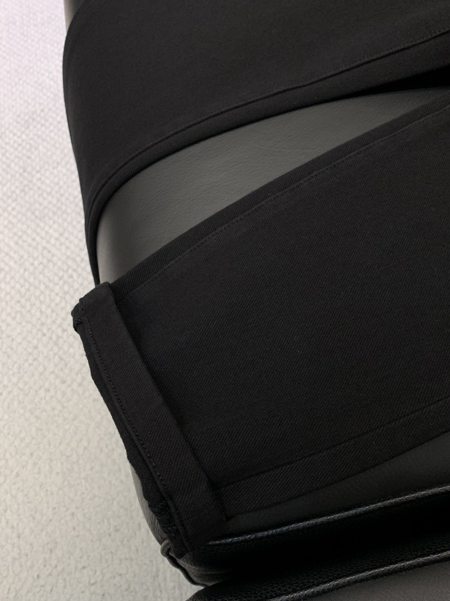 ，PRADA 普拉达，2025冬季最新品，专柜同步有售，时尚休闲水洗➕薄绒牛仔裤，进口原版水洗面料，做工