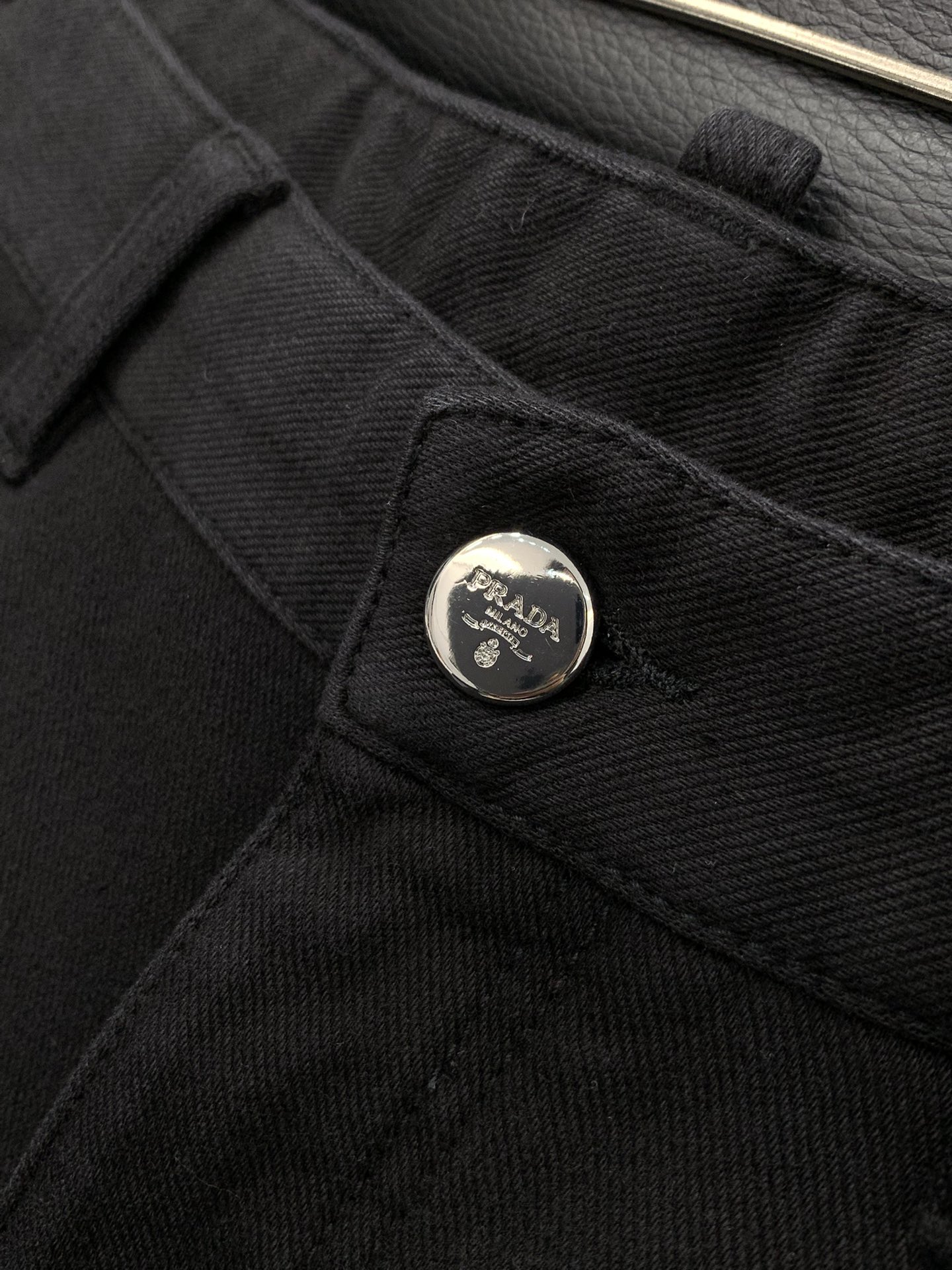 ，PRADA 普拉达，2025冬季最新品，专柜同步有售，时尚休闲水洗➕薄绒牛仔裤，进口原版水洗面料，做工