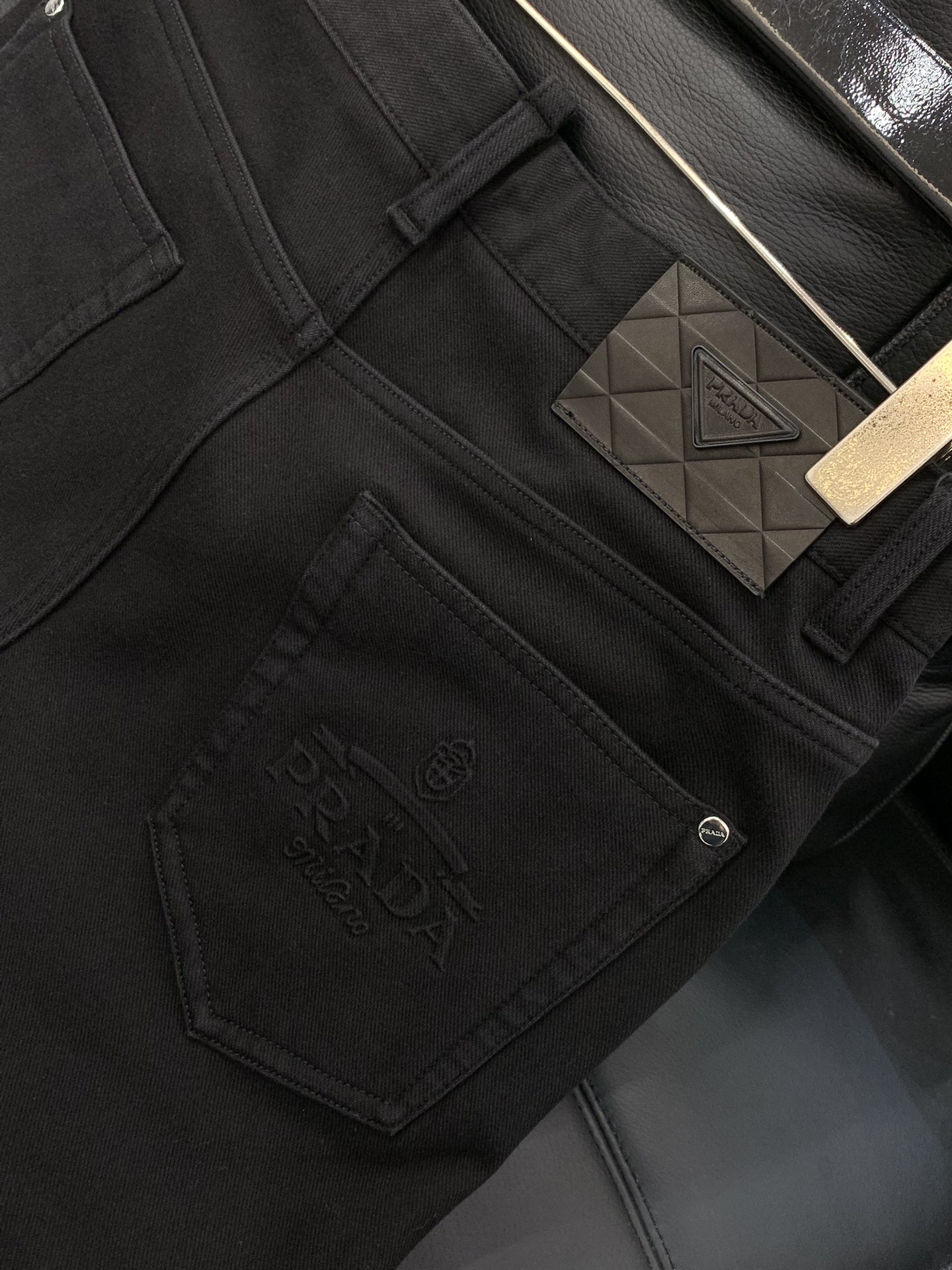 ，PRADA 普拉达，2025冬季最新品，专柜同步有售，时尚休闲水洗➕薄绒牛仔裤，进口原版水洗面料，做工