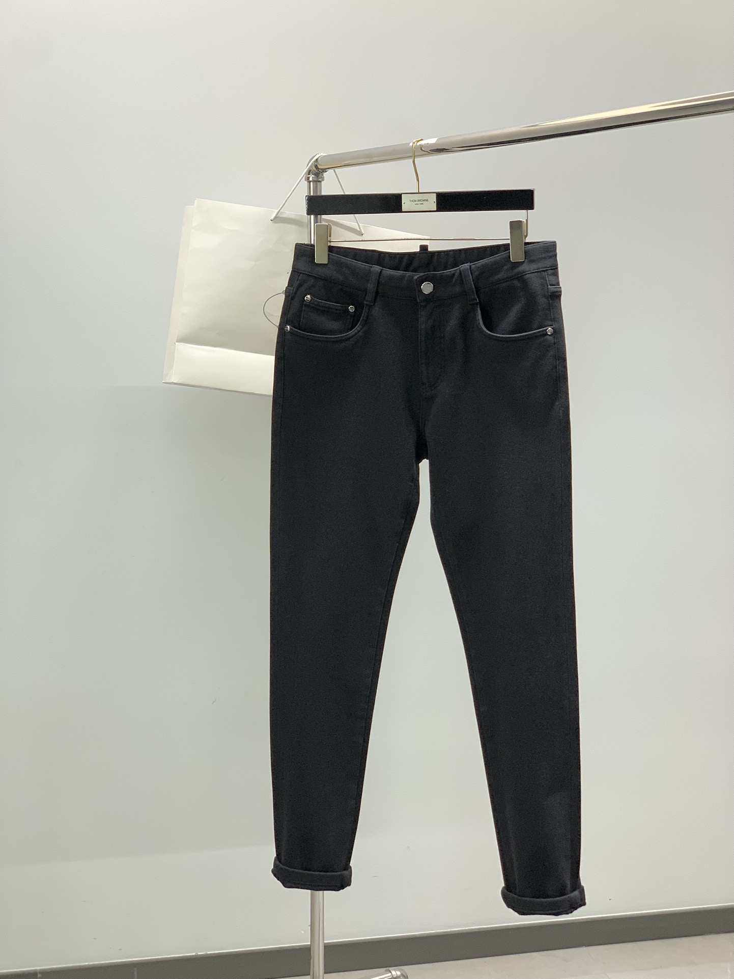 NO:682830,, PRADA, 2025 winter latest products, available at counters simultaneously, fashionable and casual washed thin velvet jeans, imported original washed fabrics, extremely complex workmanship, the only channel that can be used as a purchasing agent, top-notch embossed letter pattern logo, original hardware accessories decoration, extremely high-grade, comfortable and versatile, handsome and stylish upper body, code number 30-38,, prada, prada, jeans,19860909,PRADA 普拉达,2025冬季最新品,专柜同步有售,时尚休闲水洗薄绒牛仔裤,进口原版水洗面料,做工极为复杂,唯一可以做代购级别的渠道狠货,顶级浮雕工艺字母图案logo,原版五金辅料装饰,档次极高,舒适百搭,上身帅气有型,码数30-38,,prada,prada,jeans,,Men's clothing