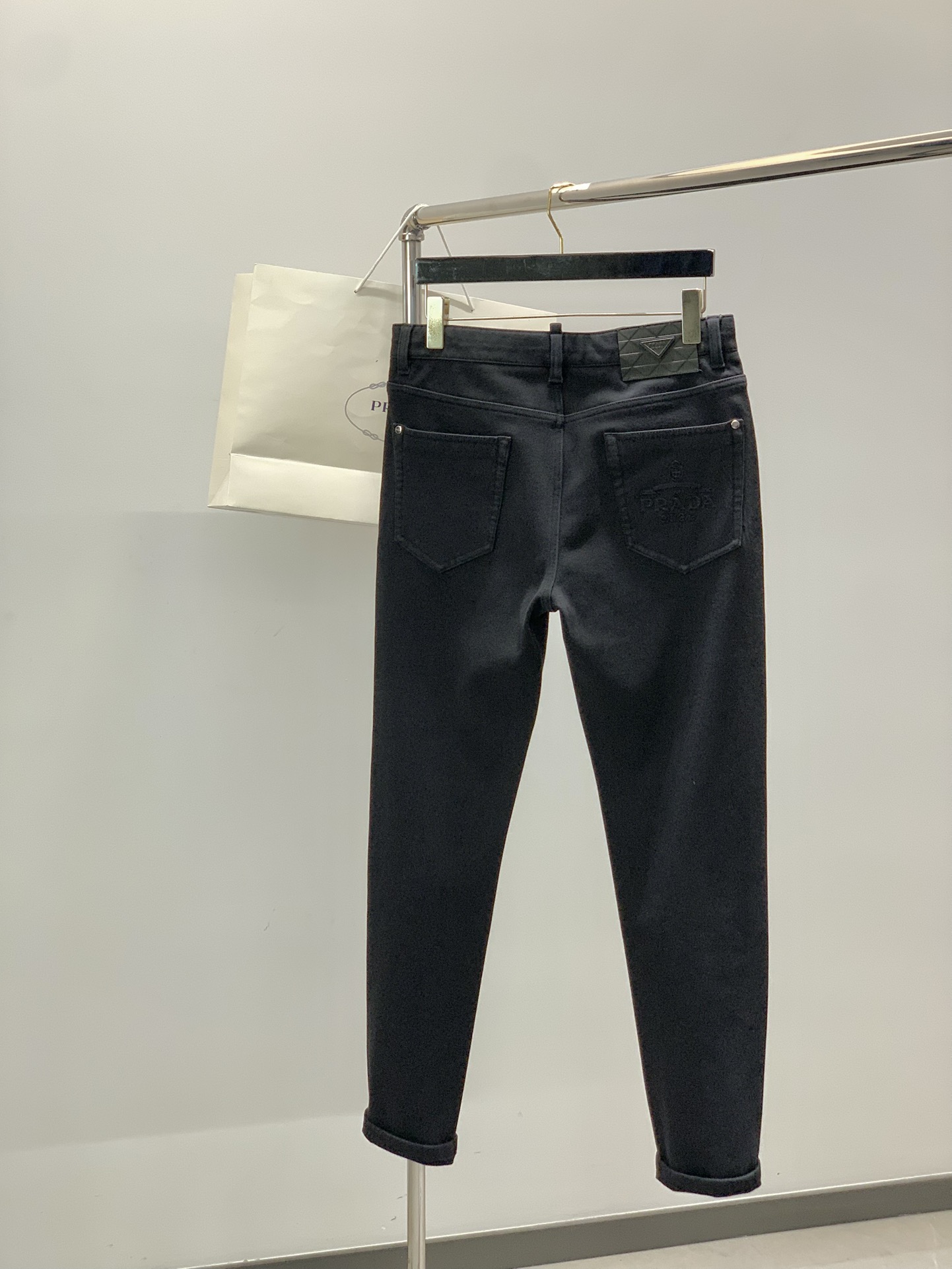 ，PRADA 普拉达，2025冬季最新品，专柜同步有售，时尚休闲水洗➕薄绒牛仔裤，进口原版水洗面料，做工