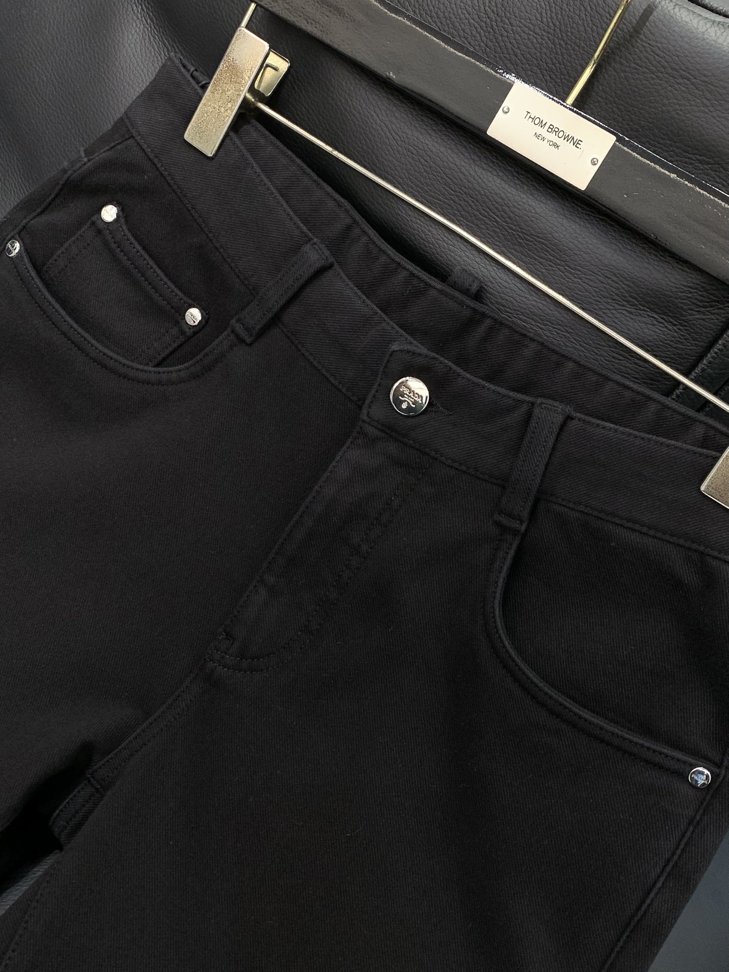 ，PRADA 普拉达，2025冬季最新品，专柜同步有售，时尚休闲水洗➕薄绒牛仔裤，进口原版水洗面料，做工