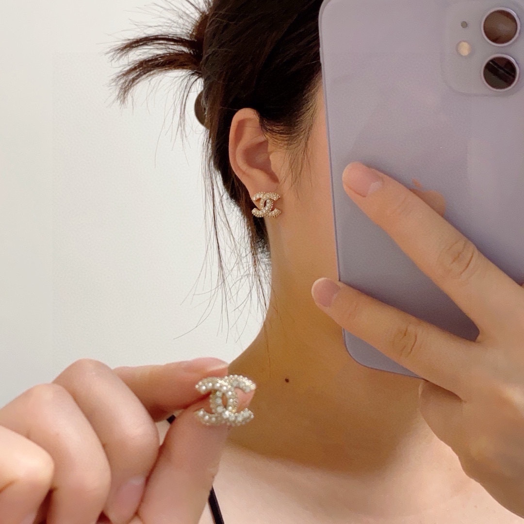 NO:678517,Xiaoxiang CHANEL's hot new product. Personalized and fashionable double C earrings with pearls and diamonds. Full of high-end purchasing level. One-to-one quality. Elegant and refined design that very flatters the face. Youthful and energetic. I was attracted by this one at a glance. Very beautiful color combination, fashionable and playful. So exquisite earrings, jewelry boutique, chanel, earrings19860909小香 CHANEL火爆新品 个性时尚镶珍珠钻双C耳钉高级感满满的代购级别 一比一品质 优雅大方精工设计非常修饰脸型 青春活力 一眼就被这款吸引了非常漂亮的颜色搭配时尚又俏皮 好精致耳环,饰品精品,chanel,earrings,Jewelry