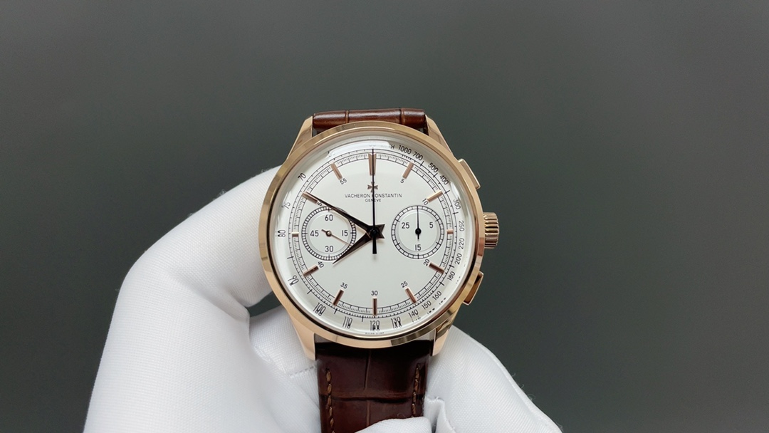 NO:670414,Vacheron Constantin’s new generation “Heritage” series model 4719G-9504 makes its grand debut!  The new style Vacheron Constantin 'Heritage' chronograph watch is one of the most famous watch brands in the world. 1. The movement is matched with an original imported automatic mechanical movement (zero repair) 2. Diameter 42 mm, thickness 10.6 mm!  3 glass sapphires!  4 straps Italian calfskin!  5 buckles original double snap buckle!  Welcome your tasting,vacheron,cowhide19860909江诗丹顿新一代“传袭”系列4719G-9504 型号隆重登场！ 新款式 江诗 丹顿“传袭”计时腕表,是世界最著名钟表品牌之一. 1机芯搭配原装进口自动机械机芯（零返修） 2直径42毫米,厚度10.6毫米！ 3玻璃蓝宝石！ 4皮带意大利小牛皮！ 5表扣原装双按扣！ 欢迎你的品鉴,,vacheron,cowhide,Watch