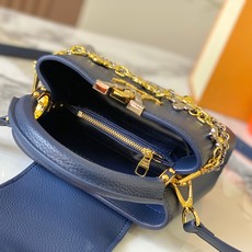 【广州货顶级原版】M26351蓝色這款現代版Capucines 迷你以雋永Taurillon皮革打造,配 【广州货顶级原版】M26351蓝色這款現代版Capucines 迷你以雋永Taurillon皮革打造,配