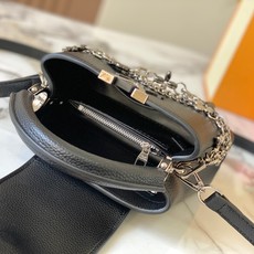 【广州货顶级原版】M26351黑银這款現代版Capucines 迷你以雋永Taurillon皮革打造,配 【广州货顶级原版】M26351黑银這款現代版Capucines 迷你以雋永Taurillon皮革打造,配