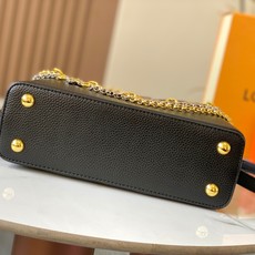 【广州货顶级原版】M26532黑金這款現代版Capucines BB以雋永Taurillon皮革打造,配 【广州货顶级原版】M26532黑金這款現代版Capucines BB以雋永Taurillon皮革打造,配