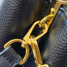 【广州货顶级原版】M26532黑金這款現代版Capucines BB以雋永Taurillon皮革打造,配 【广州货顶级原版】M26532黑金這款現代版Capucines BB以雋永Taurillon皮革打造,配