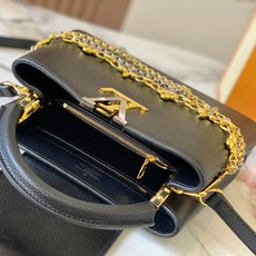 【广州货顶级原版】M26532黑金這款現代版Capucines BB以雋永Taurillon皮革打造,配 【广州货顶级原版】M26532黑金這款現代版Capucines BB以雋永Taurillon皮革打造,配