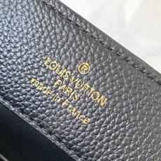 【广州货顶级原版】M26532黑金這款現代版Capucines BB以雋永Taurillon皮革打造,配 【广州货顶级原版】M26532黑金這款現代版Capucines BB以雋永Taurillon皮革打造,配