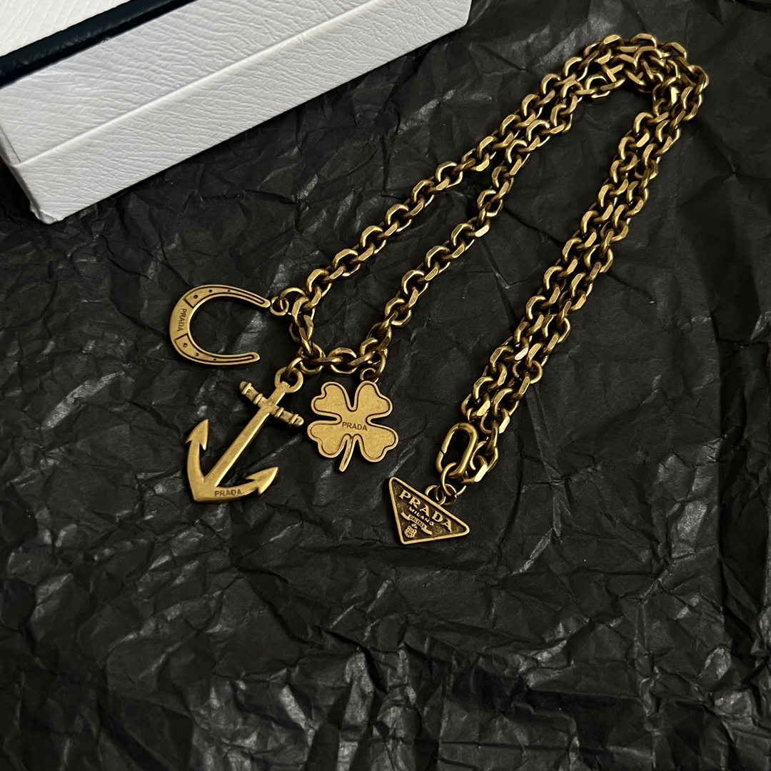 】PRADA 普拉达 项链 爆款新品 精致耐看 华丽登场，整体细节非常令人惊喜，典雅而时尚，突显法式高雅
