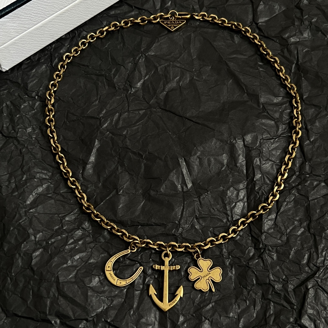 】PRADA 普拉达 项链 爆款新品 精致耐看 华丽登场，整体细节非常令人惊喜，典雅而时尚，突显法式高雅