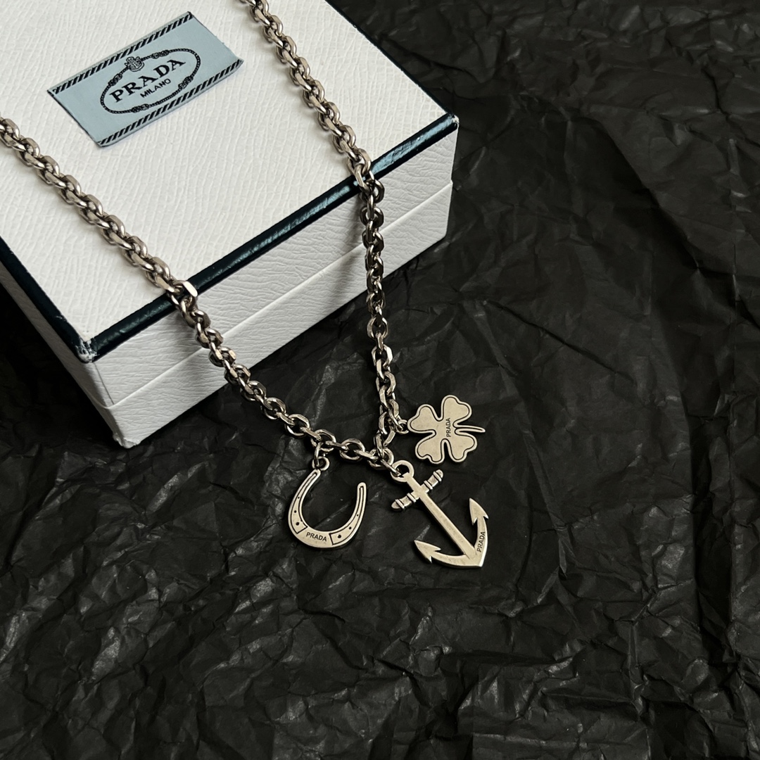 】PRADA 普拉达 项链 爆款新品 精致耐看 华丽登场，整体细节非常令人惊喜，典雅而时尚，突显法式高雅