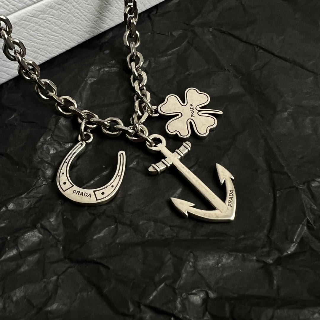 】PRADA 普拉达 项链 爆款新品 精致耐看 华丽登场，整体细节非常令人惊喜，典雅而时尚，突显法式高雅