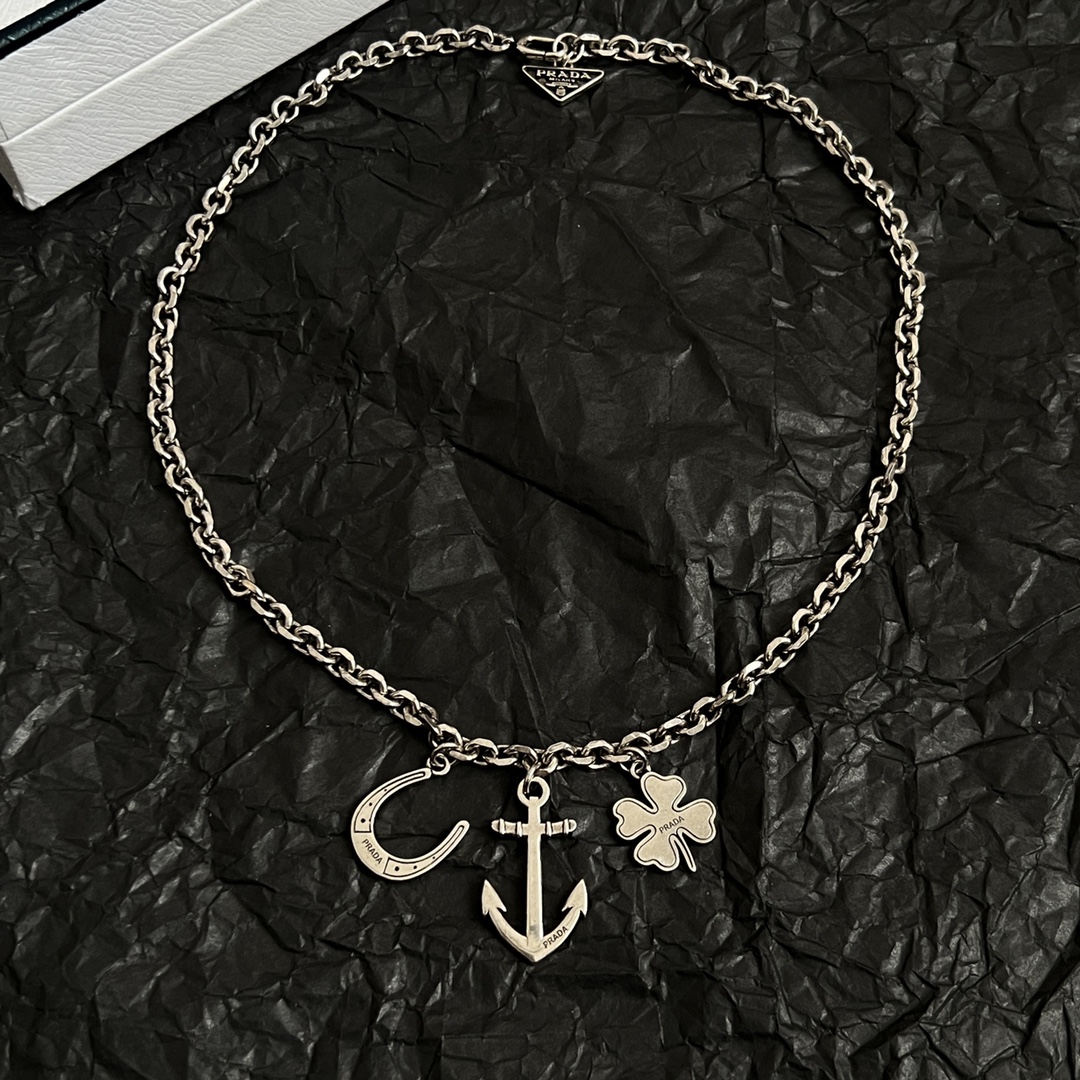 】PRADA 普拉达 项链 爆款新品 精致耐看 华丽登场，整体细节非常令人惊喜，典雅而时尚，突显法式高雅