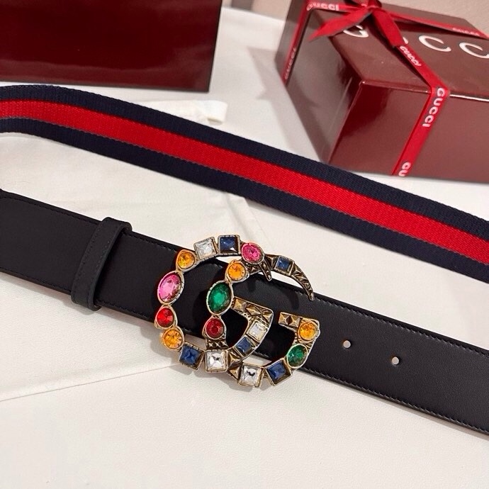 古奇 宽4.0cm Supreme帆布是品牌的一款经典面料，经不同配色组合以及现代和经典设计演绎后，在《