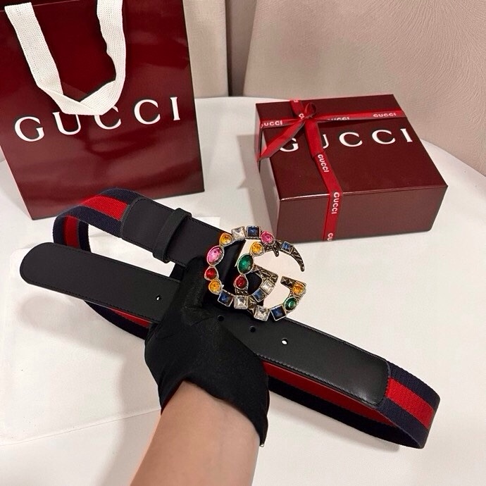 古奇 宽4.0cm Supreme帆布是品牌的一款经典面料，经不同配色组合以及现代和经典设计演绎后，在《