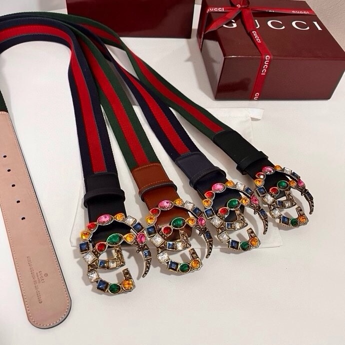 古奇 宽4.0cm Supreme帆布是品牌的一款经典面料，经不同配色组合以及现代和经典设计演绎后，在《