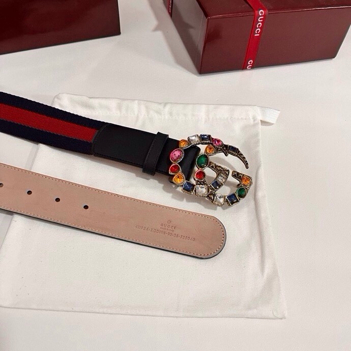 古奇 宽4.0cm Supreme帆布是品牌的一款经典面料，经不同配色组合以及现代和经典设计演绎后，在《