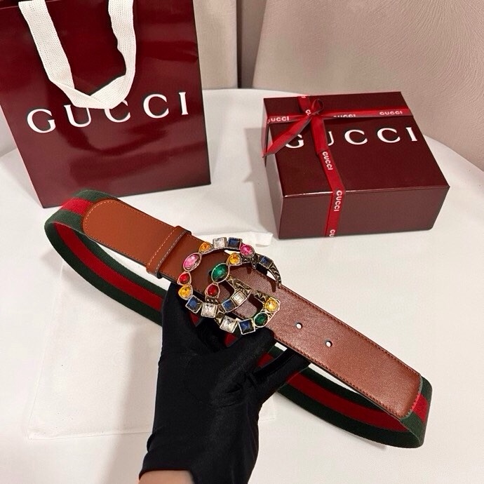 古奇 宽4.0cm Supreme帆布是品牌的一款经典面料，经不同配色组合以及现代和经典设计演绎后，在《