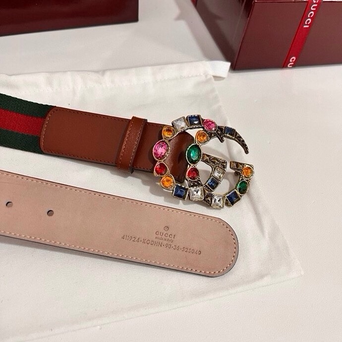 古奇 宽4.0cm Supreme帆布是品牌的一款经典面料，经不同配色组合以及现代和经典设计演绎后，在《