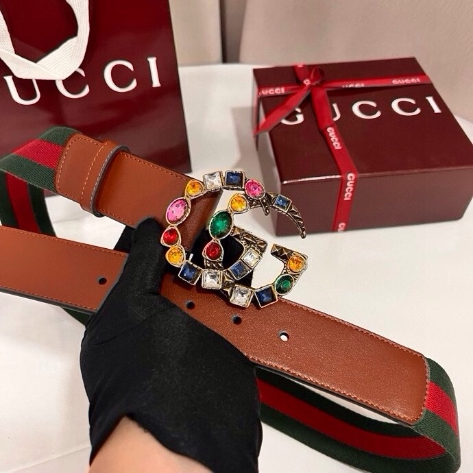 古奇 宽4.0cm Supreme帆布是品牌的一款经典面料，经不同配色组合以及现代和经典设计演绎后，在《