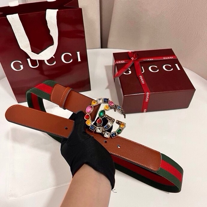 古奇 宽4.0cm Supreme帆布是品牌的一款经典面料，经不同配色组合以及现代和经典设计演绎后，在《