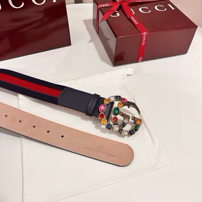 古奇 宽4.0cm Supreme帆布是品牌的一款经典面料，经不同配色组合以及现代和经典设计演绎后，在《