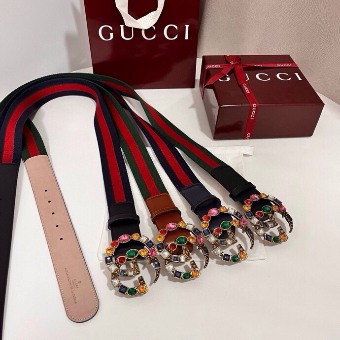 古奇 宽4.0cm Supreme帆布是品牌的一款经典面料，经不同配色组合以及现代和经典设计演绎后，在《