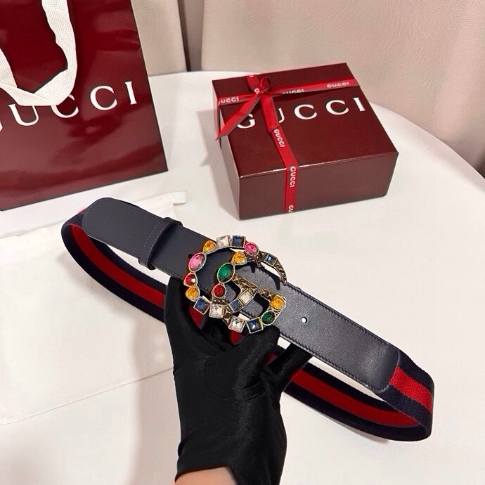 古奇 宽4.0cm Supreme帆布是品牌的一款经典面料，经不同配色组合以及现代和经典设计演绎后，在《